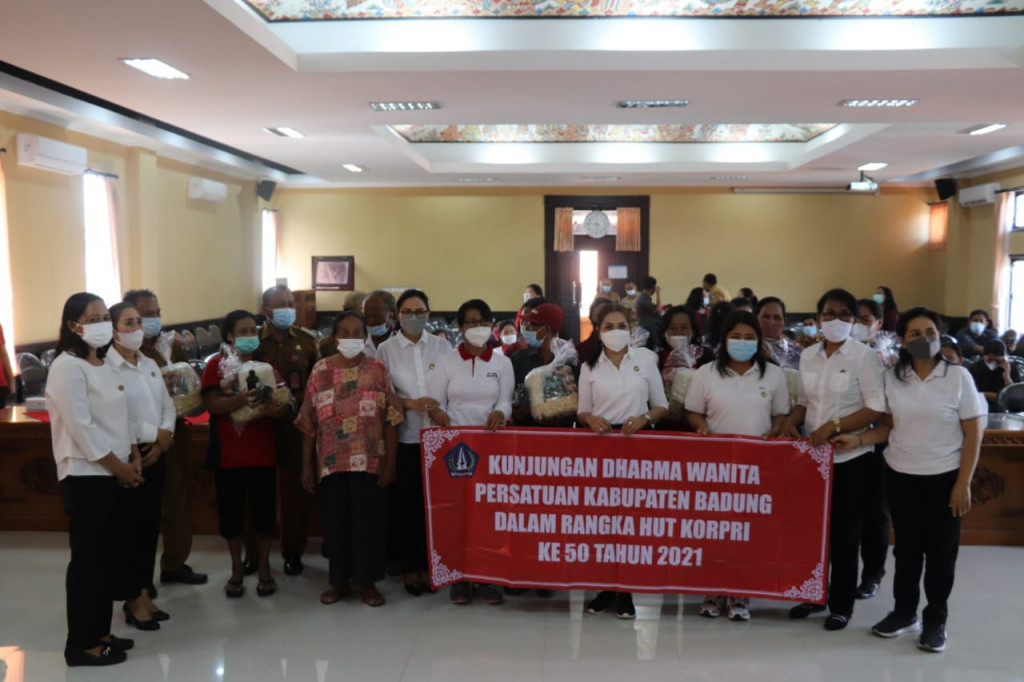 Ketua DWP Badung Serahkan Bantuan Bagi Pensiunan dan ASN Yang Sakit Menahun, Serangkaian Peringatan Hut Korpri ke-50